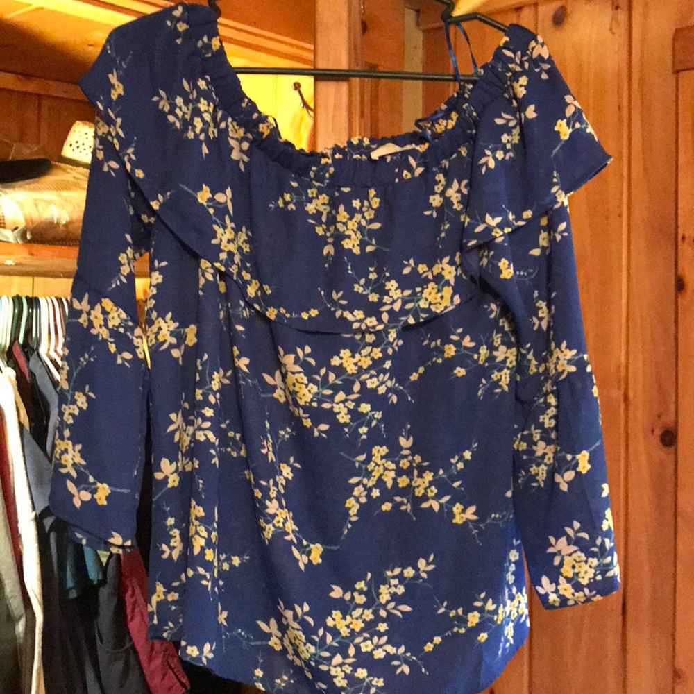 Blouse of the shoulder